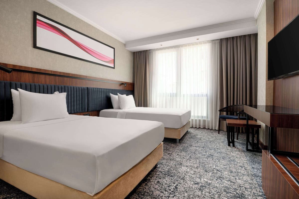 1 bedroom, premium bedding, free minibar items, in-room safe
