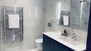 Shower, hair dryer, towels - Aurora House 101 , 2-bed Apartment in Reykjavik (Reykjavik)