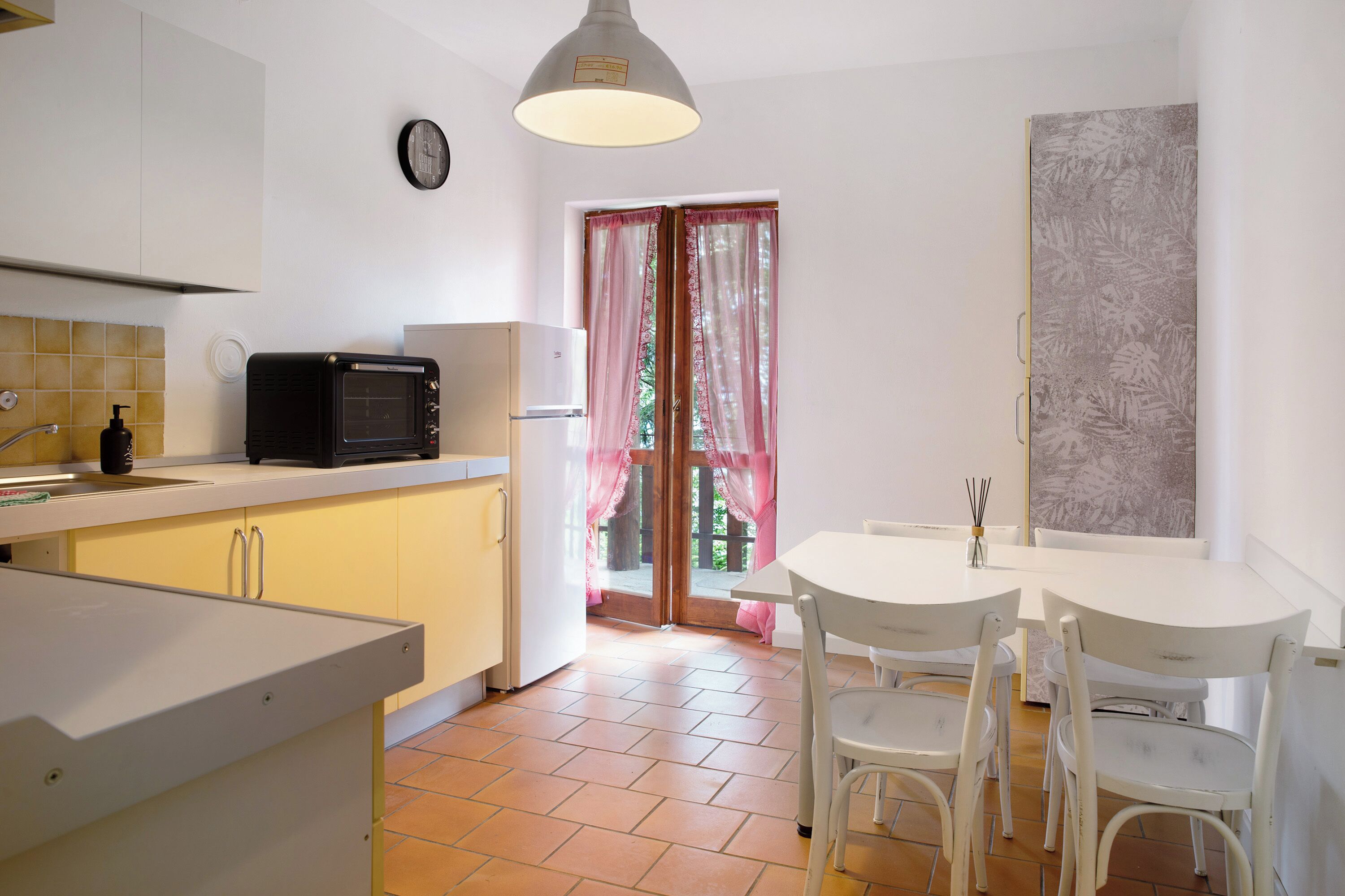 Frigorifero, forno, piano cottura, macchina per tè/caffè