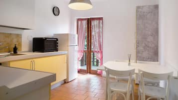 Réfrigérateur, four, plaque de cuisson, cafetiÚre/bouilloire