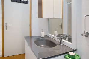 Shower, hair dryer, towels - Holiday Home 'Casa Nel Bosco' with Wi-Fi (Cosio Valtellino)