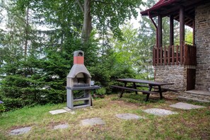 Outdoor dining - Holiday Home 'Casa Nel Bosco' with Wi-Fi (Cosio Valtellino)