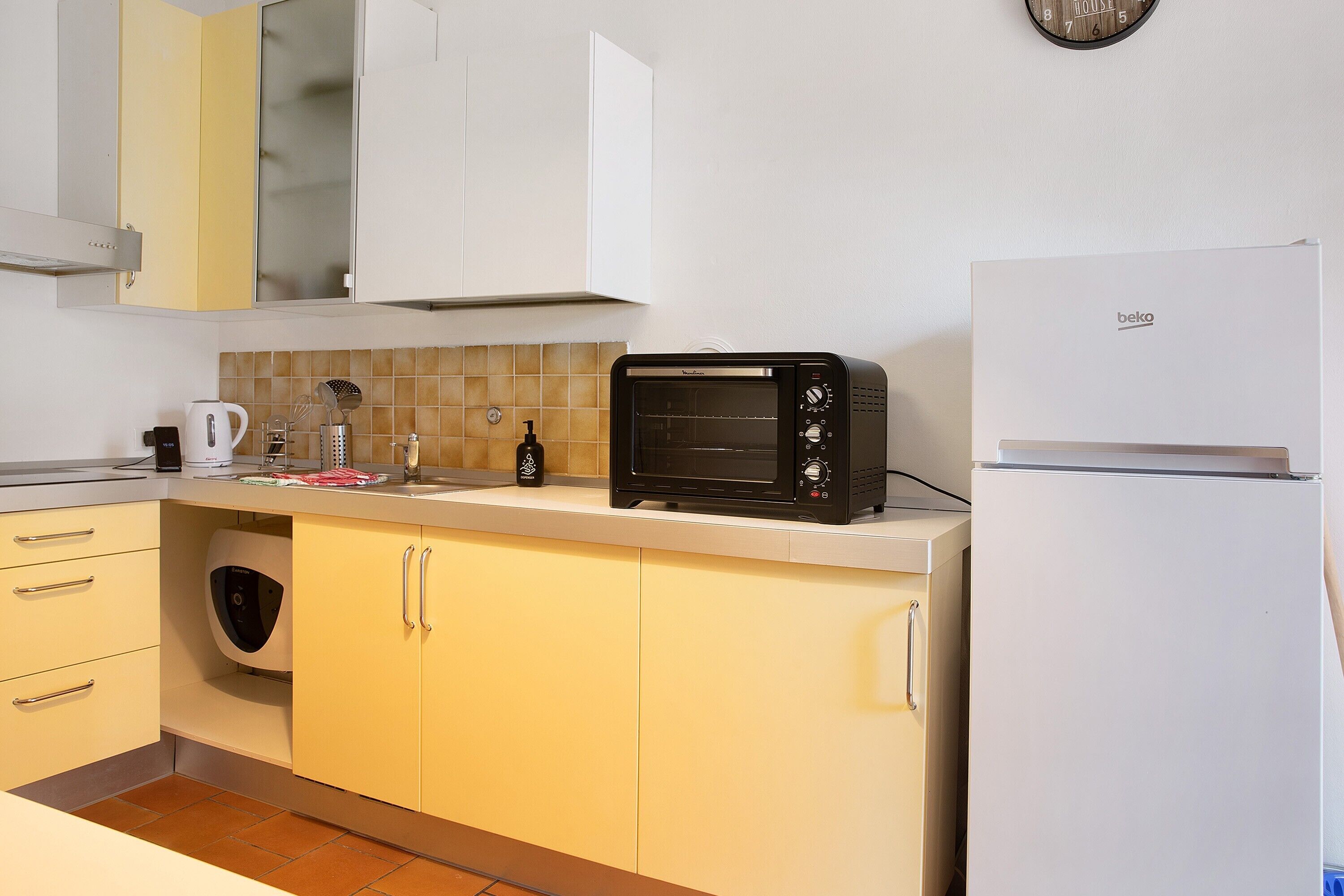 Fridge, oven, stovetop, coffee/tea maker