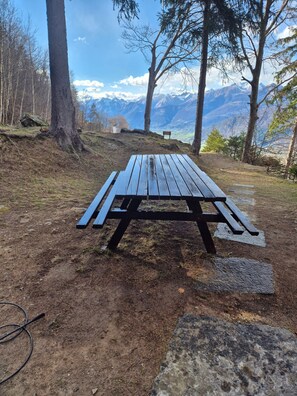 Outdoor dining - Holiday Home 'Casa Nel Bosco' with Wi-Fi (Cosio Valtellino)