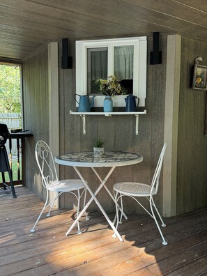 Outdoor dining - Southern Blooms! Porch Swinging, Pet-Friendly, Tiny Home near Kentucky Lake! (Springville)