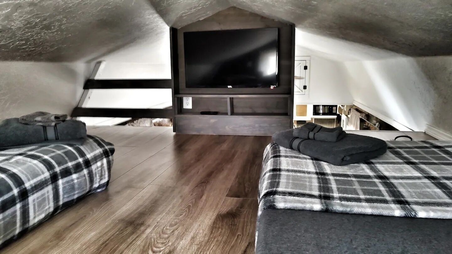 2 soverom, skrivebord, strykejern/-brett og wi-fi (inkludert)