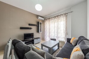 TV - Comfort Beach Apartment by PikHost (Saranda)