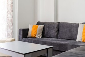 TV - Comfort Beach Apartment by PikHost (Saranda)