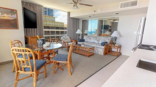 Smart TV, DVD player, computer monitors, printers - Waikiki Condo - 1BR, 2BA, Sleeps 6 (Honolulu)