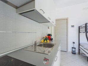 Fridge, microwave, oven, stovetop - 5 Bnb delle Nazioni with parking,9min Airport Sea (Bitonto)