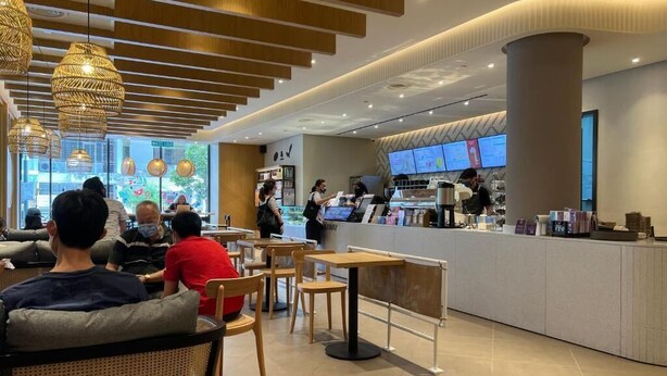 A modern cafe with wooden furniture and hanging lights. - Minima 8  (George Town)