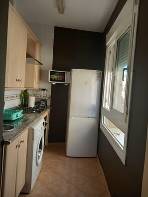 冷蔵庫、電子レンジ、オーブン、コンロ