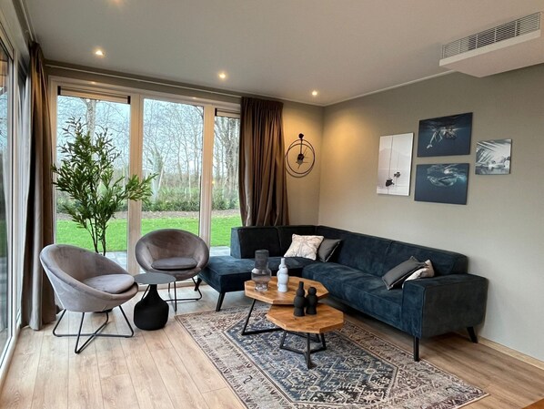 Chalet | Living area - Modern Chalet Near Three National Parks (Ruinen)