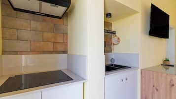 Kühlschrank, Mikrowelle, Herdplatte, Wasserkocher mit Kaffee-/Teezubehör