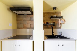 Réfrigérateur, micro-ondes, plaque de cuisson, cafetière/bouilloire