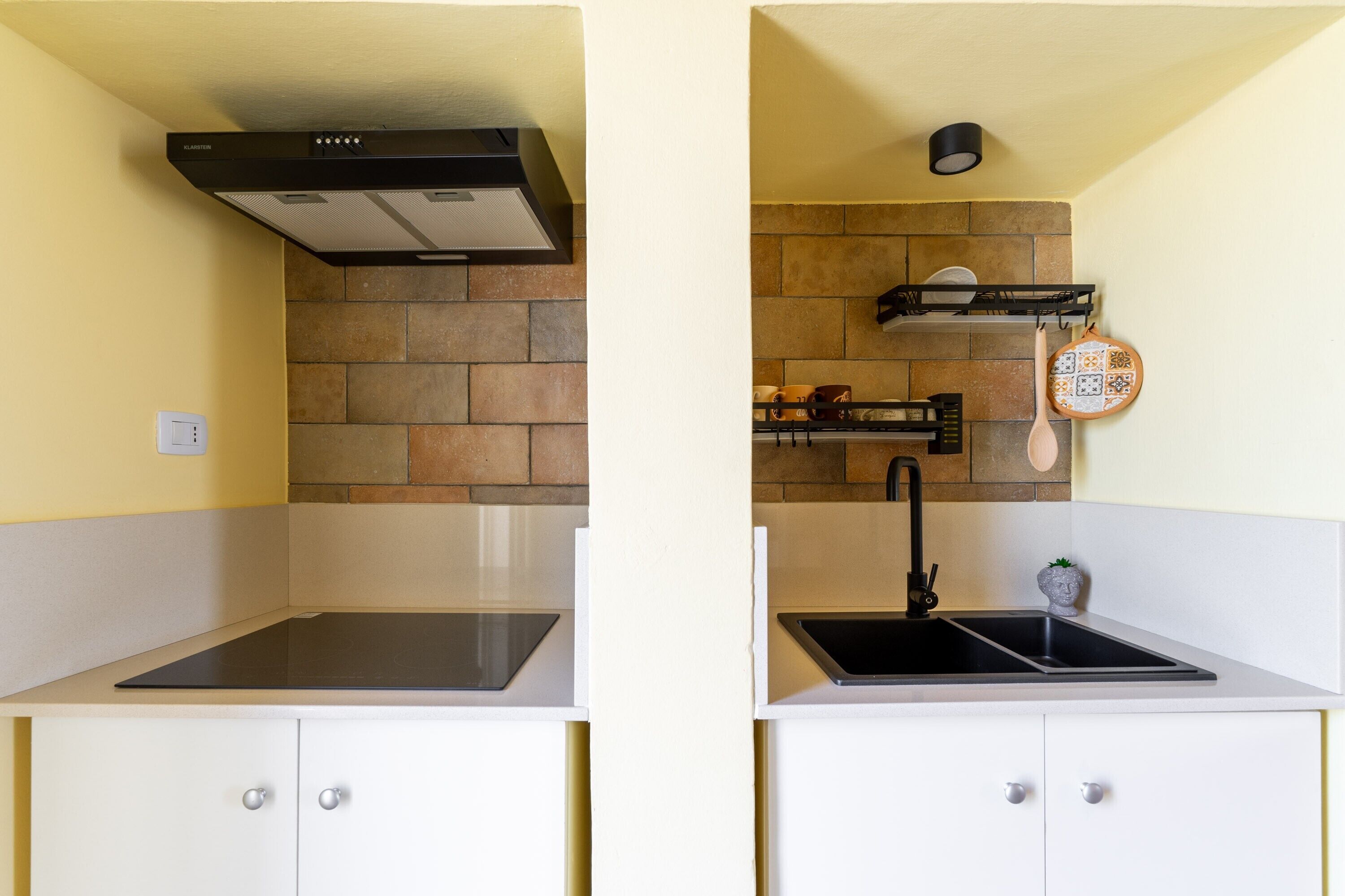 Frigorifero, microonde, piano cottura, macchina per tè/caffè