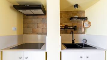 Frigorifero, microonde, piano cottura, macchina per tè/caffè