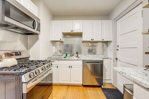 Fridge, microwave, oven, stovetop - Marina Across Street! River-View Apt in Phoenix (Phoenix)