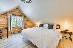 3 habitaciones, escritorio y tabla de planchar con plancha