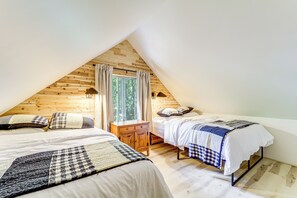 3 bedrooms, desk, iron/ironing board, travel cot - Roscommon Chalet w/ Hot Tub Near Higgins Lake! (Roscommon)
