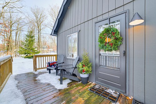 Roscommon Chalet w/ Hot Tub Near Higgins Lake!