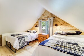 3 bedrooms, desk, iron/ironing board, travel cot - Roscommon Chalet w/ Hot Tub Near Higgins Lake! (Roscommon)