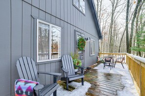 Outdoor dining - Roscommon Chalet w/ Hot Tub Near Higgins Lake! (Roscommon)