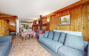 TV, fireplace - Stunning home in Taintrux (Taintrux)