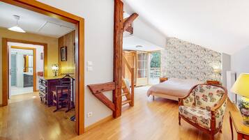 2 habitaciones, tabla de planchar con plancha y cuna de viaje