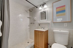 Douche, sĂšche-cheveux, serviettes fournies, savon