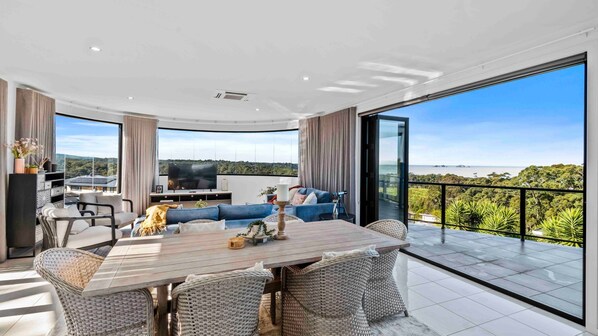 Outdoor dining - Seabreeze Sanctuary is a beautiful modern home with panoramic views (Long Beach)