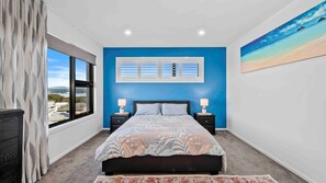 4 bedrooms, iron/ironing board, WiFi, bed sheets - Seabreeze Sanctuary is a beautiful modern home with panoramic views (Long Beach)