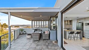 Outdoor dining - Seabreeze Sanctuary is a beautiful modern home with panoramic views (Long Beach)