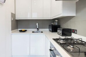 Fridge, microwave, oven, dishwasher - Cosy flat in Notting Hill (London)