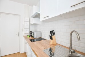 Kühlschrank, Mikrowelle, Herdplatte, Wasserkocher mit Kaffee-/Teezubehör