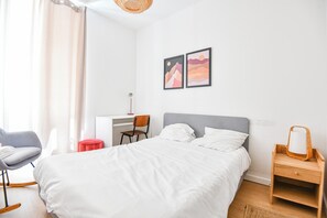 1 dormitorio, tabla de planchar con plancha, ropa de cama