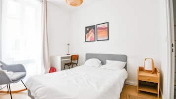 1 habitación, tabla de planchar con plancha y ropa de cama