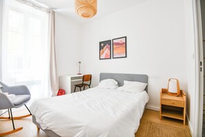 1 quarto, ferros/tábuas de passar roupa, roupa de cama