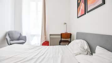 1 habitación, tabla de planchar con plancha y ropa de cama