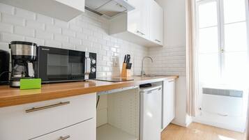 Fridge, microwave, stovetop, coffee/tea maker