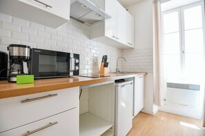 Geladeira, micro-ondas, cooktop, cafeteira/chaleira