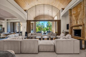 Fernseher, Kamin, Tischtennisplatte, Stereoanlage