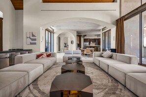 Televisión, chimenea, tenis de mesa y estéreo 