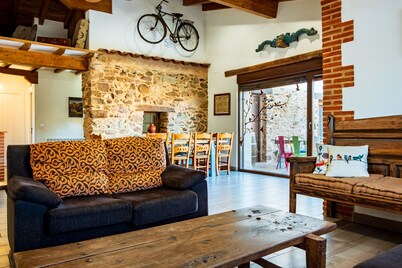 Country House 'Casa Rural Gorriones' with Private Pool, Private Garden and Wi-Fi