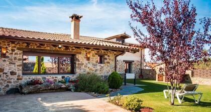 Country House 'Casa Rural Gorriones' with Private Pool, Private Garden and Wi-Fi