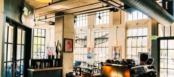 Luxe 4 Bed/5bath w/parking. Walk to Capitol, Convention Center, museums & shops!