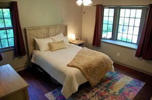 2 bedrooms, WiFi, bed sheets - Riverside Retreat: cozy home in close proximity to Notre Dame! Sleeps 6! (South Bend)