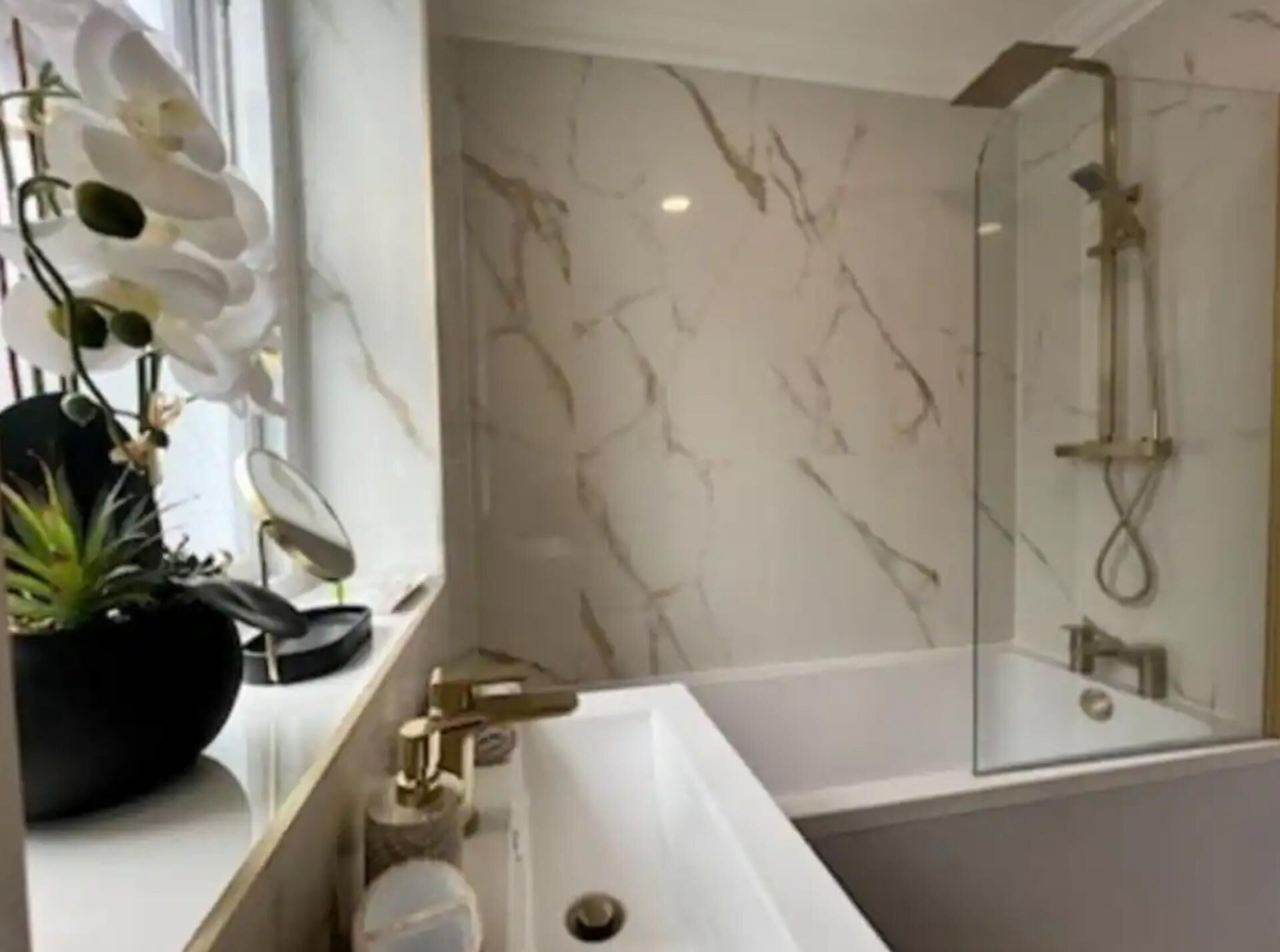 Rumah | Kamar mandi | Kombinasi shower/bathtub, bathtub besar, pengering rambut, dan handuk