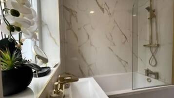 Casa | Baño | Ducha y bañera combinadas, bañera profunda, secador de pelo y toallas