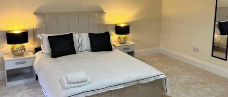 3 ห้องนอน, เตารีด/โต๊ะรีดผ้า, Wi-Fi ฟรี, ผ้าปูที่นอน